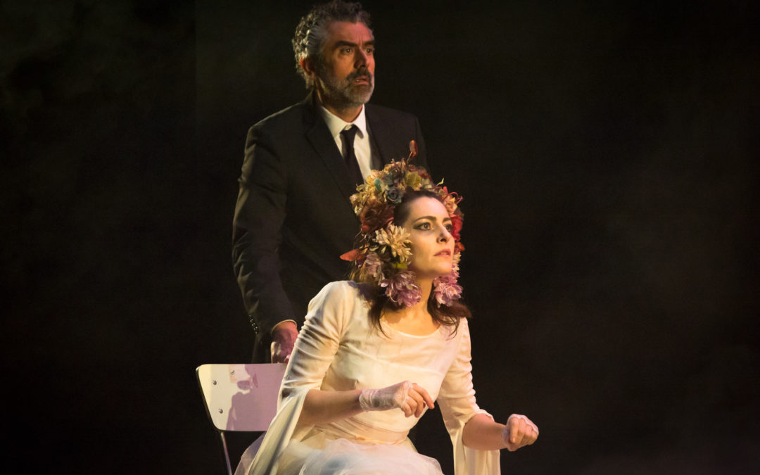 Chi vive giace, la black comedy scritta da Roberto Alajmo e diretta da Armando Pugliese va in scena al Brancati